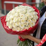 Маленькое фото 1: Букет из 51 белой розы в красной пленке, 50 см, Россия
