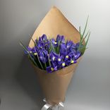 Фото флориста 5: Букет из 25 синих ирисов в крафте