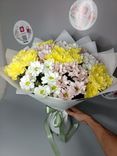 Фото флориста 6: Букет из 13 кустовых хризантем в пленке