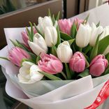 Маленькое фото 2: Букет из 8 розовых и 9 белых тюльпанов в белой упаковке