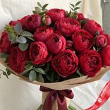 Маленькое фото 2: Букет из 19 кустовых пионовидных красных роз в бумаге