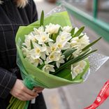 Маленькое фото 1: Букет из 15 белых нарциссов в зеленой пленке