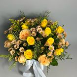 Фото флориста 4: Акция! Букет из желтых роз и хризантем «Солнечная Палома»