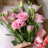 Маленькое фото 3: 3 розовых лизиантуса с розовой лентой