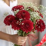 Маленькое фото 1: Композиция из 5 кустовых красных хризантем с гипсофилой «Бургундское сердце»