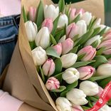 Маленькое фото 2: Букет из 40 бело-розовых тюльпанов в крафтовой упаковке