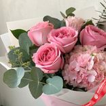 Маленькое фото 2: Акция! Букет из розовых роз, гортензии, эвкалипта «Желаю тебе»