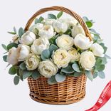 Маленькое фото 1: Букет из 30 белых пионов с эвкалиптом в корзине
