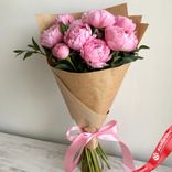 Маленькое фото 1: Букет из 11 розовых пионов в крафте