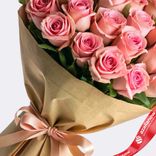 Маленькое фото 3: Букет из 35 розовых роз в крафте, 70 см, Россия