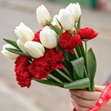 Маленькое фото 2: Букет из 9 белых тюльпанов и 8 красных гвоздик с лентой