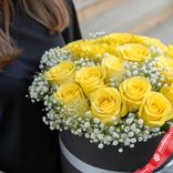 Маленькое фото 2: Букет из 17 желтых роз и гипсофил в черной коробке