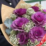 Маленькое фото 2: Букет из брассики и гипсофилы в крафте (9 шт)