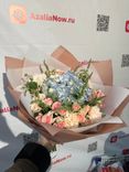 Фото флориста 5: Акция! Большой букет из роз, гвоздик, оксипеталума, гортензии «Очарование»
