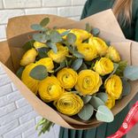 Маленькое фото 1: Букет из 21 желтого ранункулюса с эвкалиптом в крафте