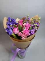 Фото флориста 4: Букет из роз, ирисов, хризантемы, лизиантусов в крафте