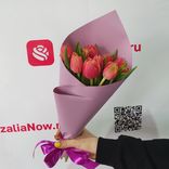Фото флориста 2: Букет из 11 розовых тюльпанов в сиреневой пленке