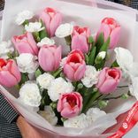 Маленькое фото 3: Букет из 9 тюльпанов и 7 гвоздик «Флора Люкс»