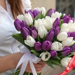 Маленькое фото 2: Букет из 51 сиреневого и белого тюльпана, Россия