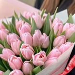 Маленькое фото 3: Букет из 40 нежно-розовых тюльпанов в стильной бумаге