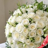 Маленькое фото 2: Букет из 75 белых роз с рускусом 50 см, Кения