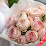 Маленькое фото 2: Букет из 15 пионовидных розовых роз в белой пленке, 50 см, Эквадор