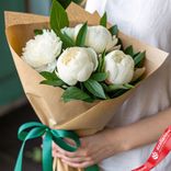 Маленькое фото 1: Букет из 5 белых пионов в крафте с зеленой лентой