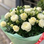Маленькое фото 2: Букет из 5 белых кустовых пионовидных роз
