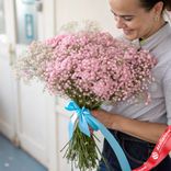 Маленькое фото 1: Букет из 25 розовых гипсофил с голубой лентой