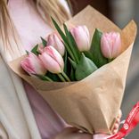 Маленькое фото 2: Букет из 5 розовых тюльпанов в крафте