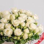 Маленькое фото 3: Букет из 11 белых кустовых роз «Коробочка любви»