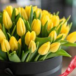 Маленькое фото 3: Букет из 35 желтых тюльпанов в черной коробке