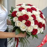 Маленькое фото 1: Букет из 51 белой розы с красной лентой, 40 см, Россия