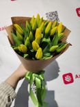 Фото флориста 1: Букет для мамы из 25 желтых тюльпанов