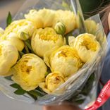 Маленькое фото 2: Букет из 15 желтых пионов в пленке, Голландия