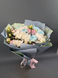 Фото флориста 1: Букет из гвоздик, хризантем, лизиантусов, гипсофилы «Подсказка интуиции»