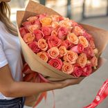 Маленькое фото 1: Букет из 75 персиковых и коралловых роз в крафте