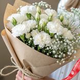 Маленькое фото 3: Букет из 10 гвоздик кустовых белых с гипсофилой в крафте, Диантус, Голландия