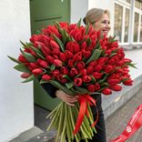 Маленькое фото 1: Букет из 400 красных тюльпанов с лентой, Россия
