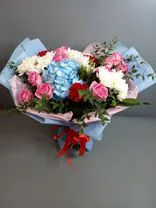 Фото флориста 2: Букет из роз, хризантем, гвоздик, гортензии «Тысяча поцелуев»