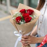 Маленькое фото 1: Букет из 5 красных роз и гипсофил «Теперь мы первоклашки»