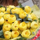 Маленькое фото 3: Букет из 21 кустовых пионовидных желтых роз в пленке