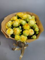 Фото флориста 2: Букет из 15 кустовых желтых роз в крафте