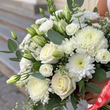 Маленькое фото 2: Букет из роз, гвоздик, лизиантуса, хризантем и колокольчика «Деметра»