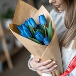 Маленькое фото 1: Букет из 9 голубых тюльпанов в крафте, Россия