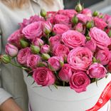 Маленькое фото 2: Букет из 15 кустовых розовых роз в коробке