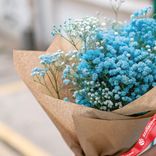 Маленькое фото 2: Букет из 5 голубых гипсофил в крафте