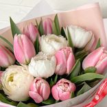 Маленькое фото 3: Букет из 9 розовых тюльпанов и 5 белых пионов
