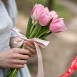 Маленькое фото 1: Букет из 5 розовых тюльпанов с лентой