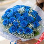 Маленькое фото 1: Букет из 25 синих роз с гипсофилой в пленке, 50 см, Россия